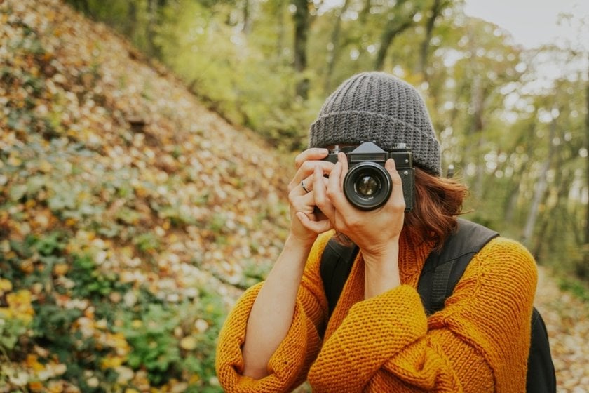 A photographer with a camera in nature | Skylum Blog
