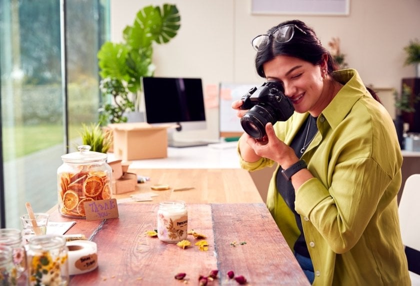 A photographer takes photos of handmade candles | Skylum Blog