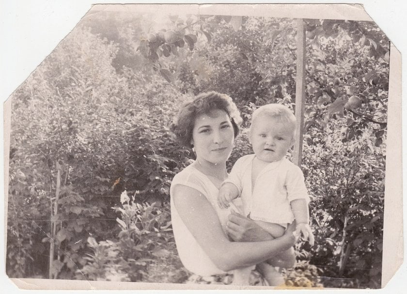 An old photo of a mother with a child before | Skylum Blog
