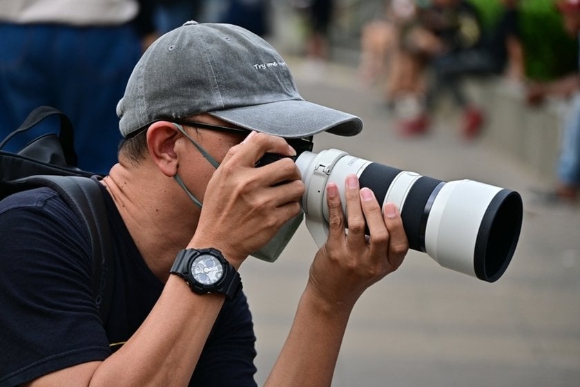 A photographer with a camera in his hands | Skylum Blog