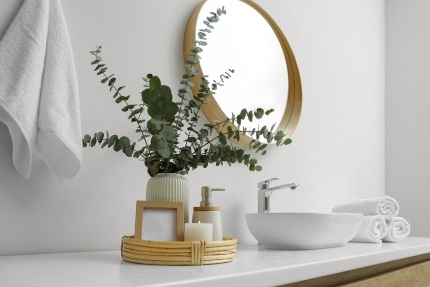 Aesthetic photo of a cozy bathroom with a round mirror | Skylum How-to