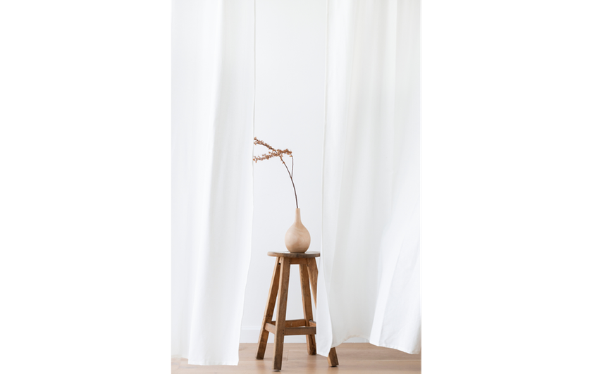 White vase with dried plants in a minimalist style | Skylum How-to