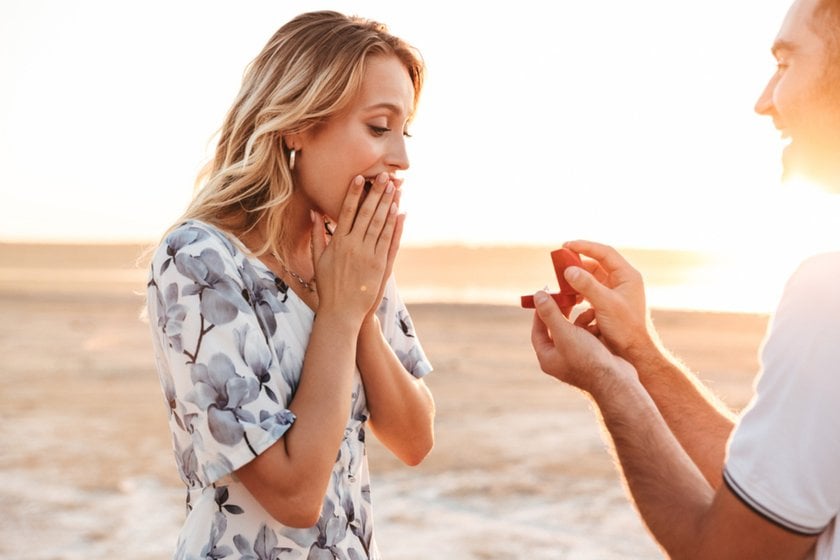 A guy proposes to a girl on the beach | Skylum Blog