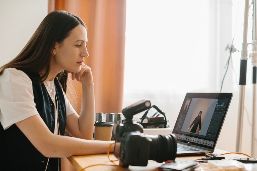 Photographer in front of a laptop screen | Skylum Blog 