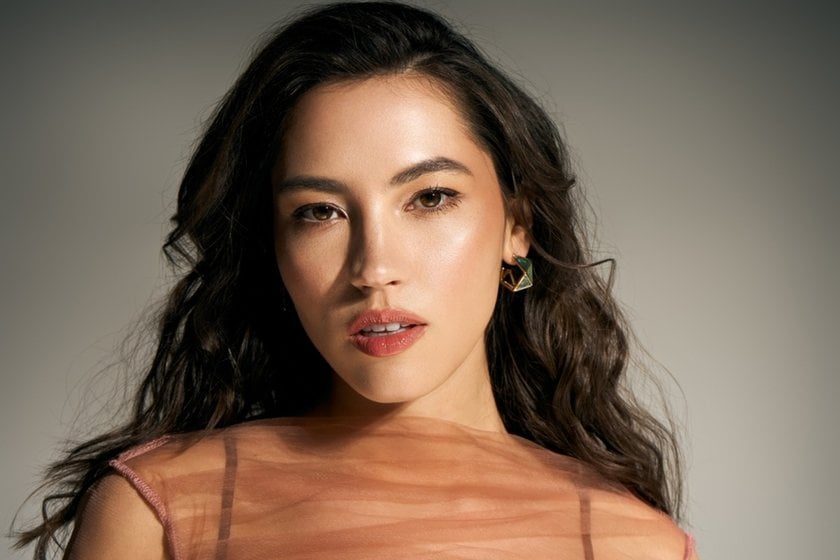 Studio portrait of a girl | Skylum Blog