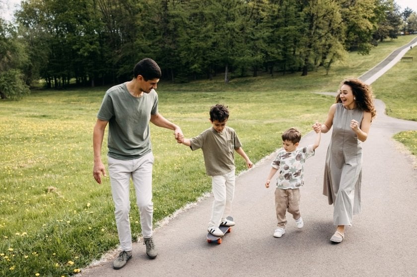 Family with children in spring, child on skateboard | Skylum Blog