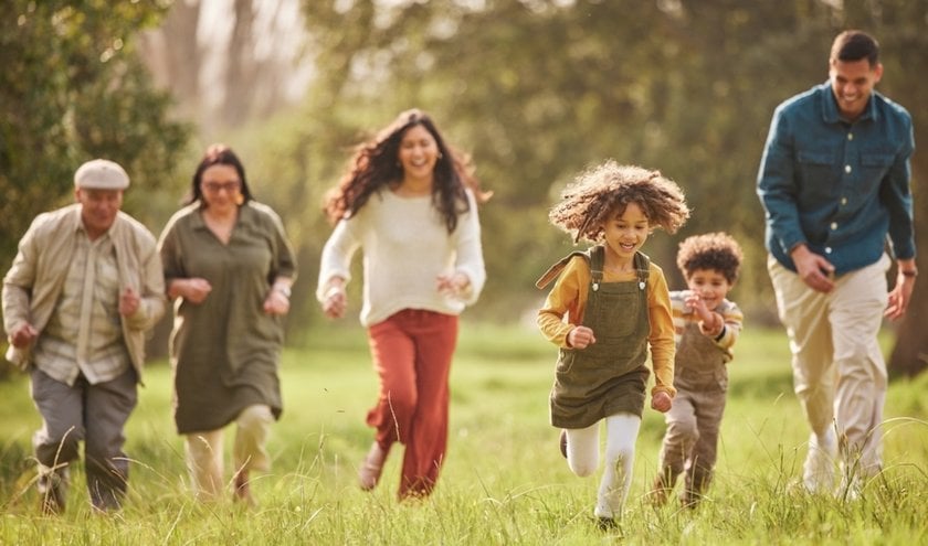 A family running through the park in spring | Skylum Blog