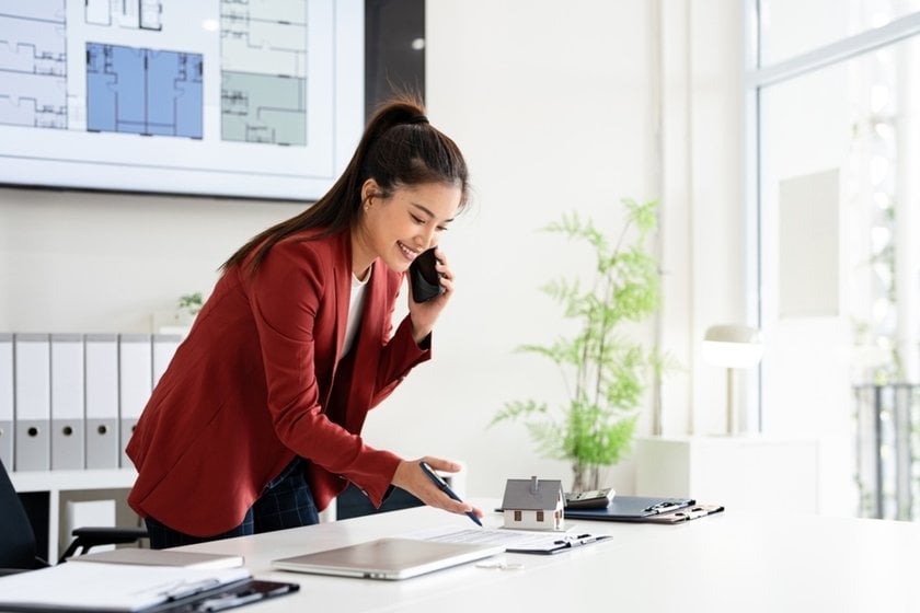 A realtor is talking on the phone in the office | Skylum Blog