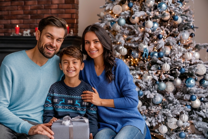 Portrait of a family near a Christmas tree | Skylum Blog