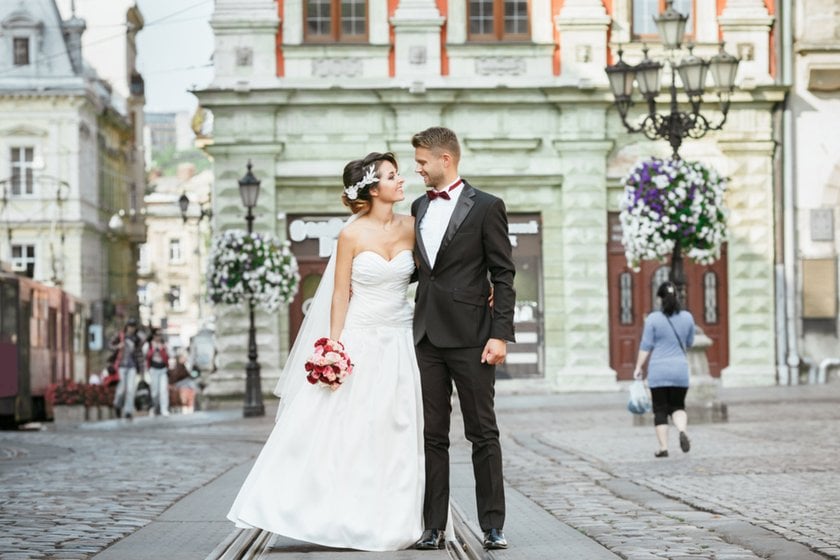 Photo of newlyweds on the street | Skylum Blog