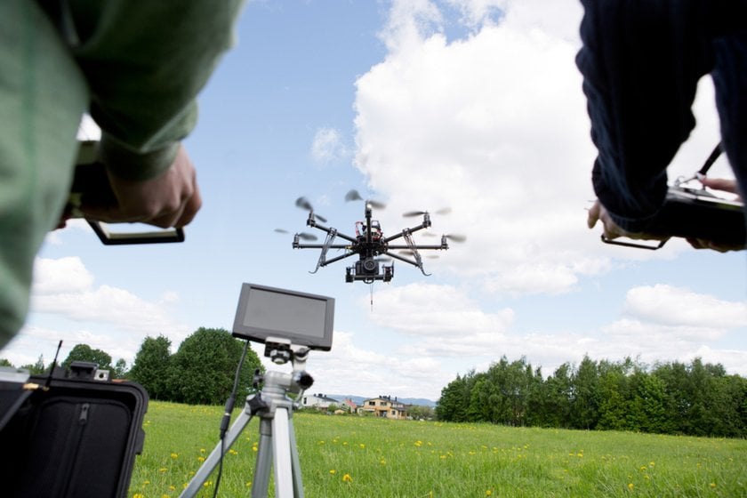 People operate a photography drone | Skylum Blog