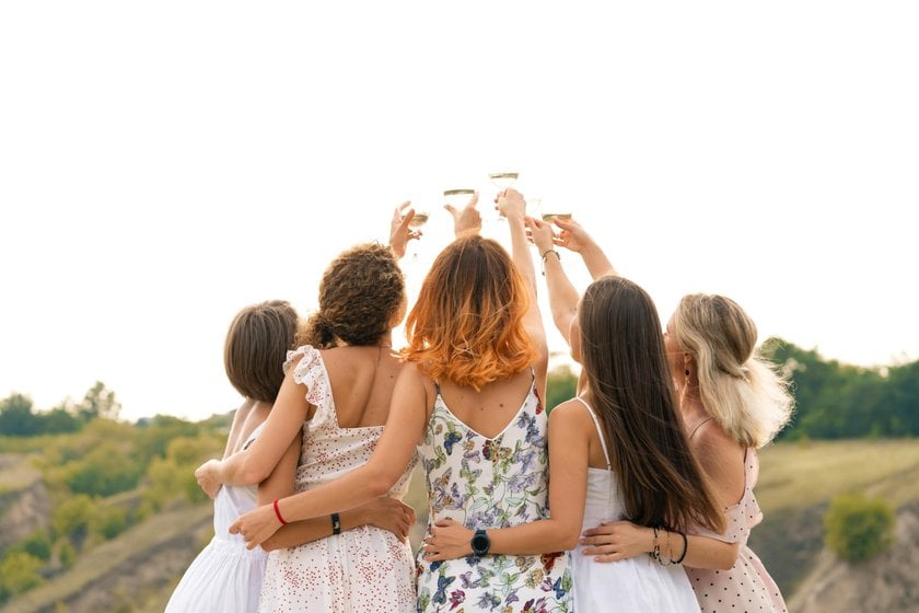 The Best Poses and Ideas for a Best Friend Photoshoot | Skylum Blog(6)