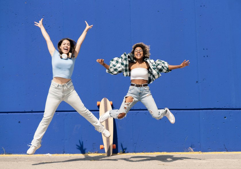 A photo of friends jumping | Skylum Blog