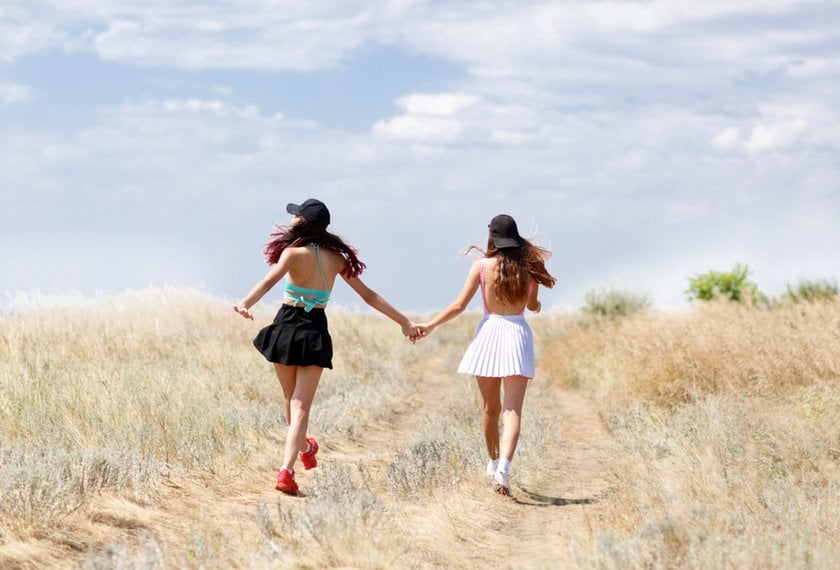 Girlfriends walk holding hands | Skylum Blog