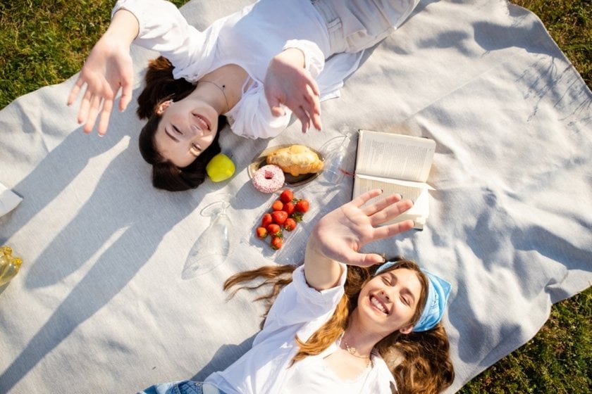 A photo of girlfriends lying on top of a blanket | Skylum Blog