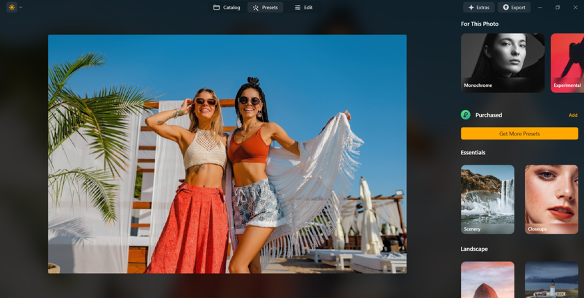 Best Friend Poses for 2: 15 Posing Tips for Memorable Photos | Skylum Blog(3)
