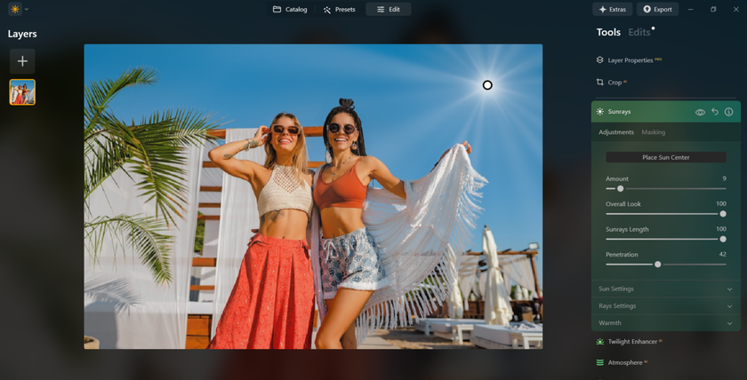 Best Friend Poses for 2: 15 Posing Tips for Memorable Photos | Skylum Blog(4)