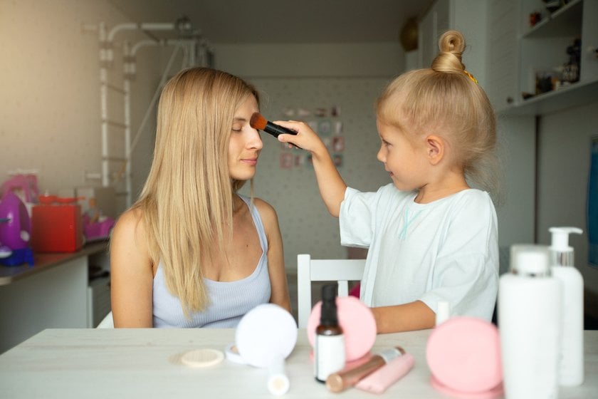 20 Sweet Mom and Daughter Photoshoot Ideas | Skylum Blog(2)