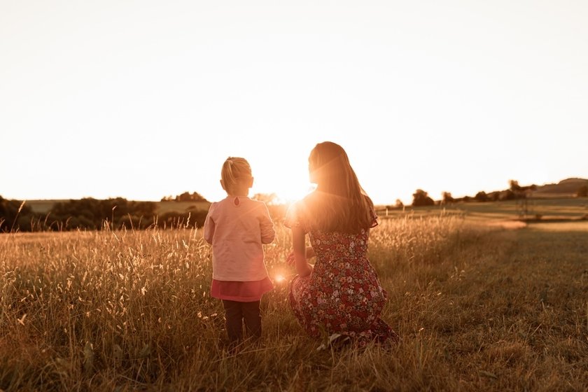 20 Sweet Mom and Daughter Photoshoot Ideas | Skylum Blog(4)