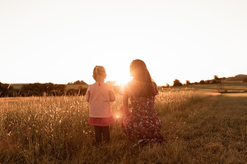 20 Sweet Mom and Daughter Photoshoot Ideas | Skylum Blog(3)