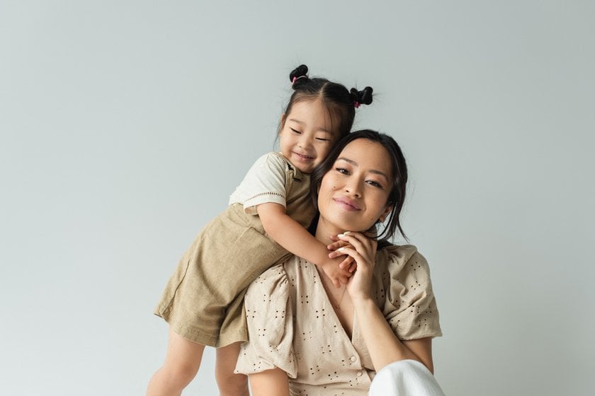 20 Sweet Mom and Daughter Photoshoot Ideas | Skylum Blog(10)