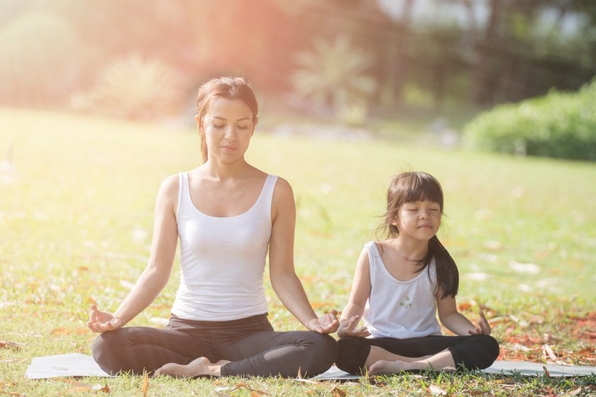 20 Sweet Mom and Daughter Photoshoot Ideas | Skylum Blog(17)