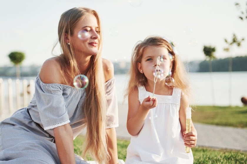 20 Sweet Mom and Daughter Photoshoot Ideas | Skylum Blog(20)