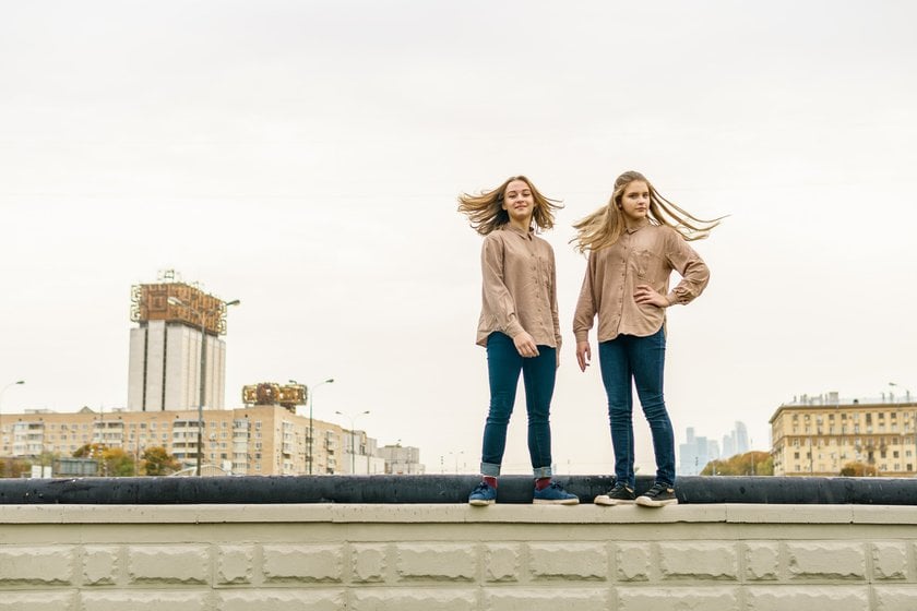 The best ideas for sisters' photo shoot: taking stunning pictures | Skylum Blog(3)