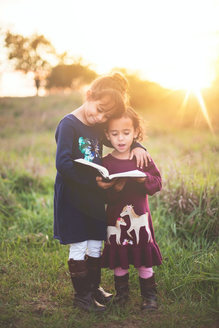 The best ideas for sisters' photo shoot: taking stunning pictures | Skylum Blog(5)