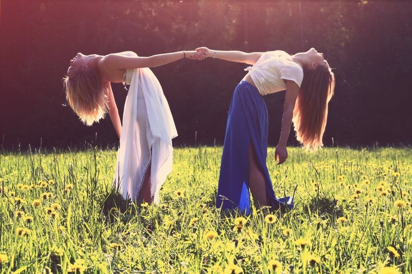 The best ideas for sisters' photo shoot: taking stunning pictures | Skylum Blog(6)