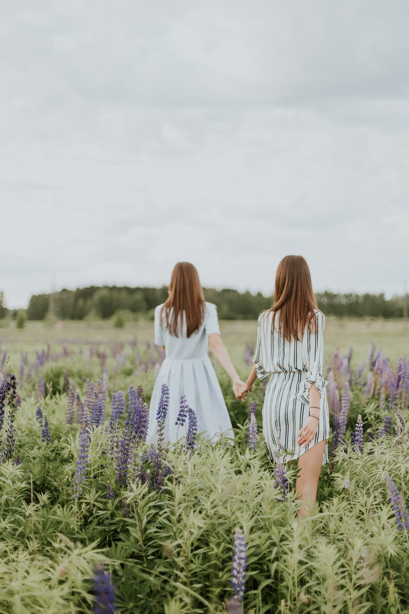 The best ideas for sisters' photo shoot: taking stunning pictures | Skylum Blog(10)