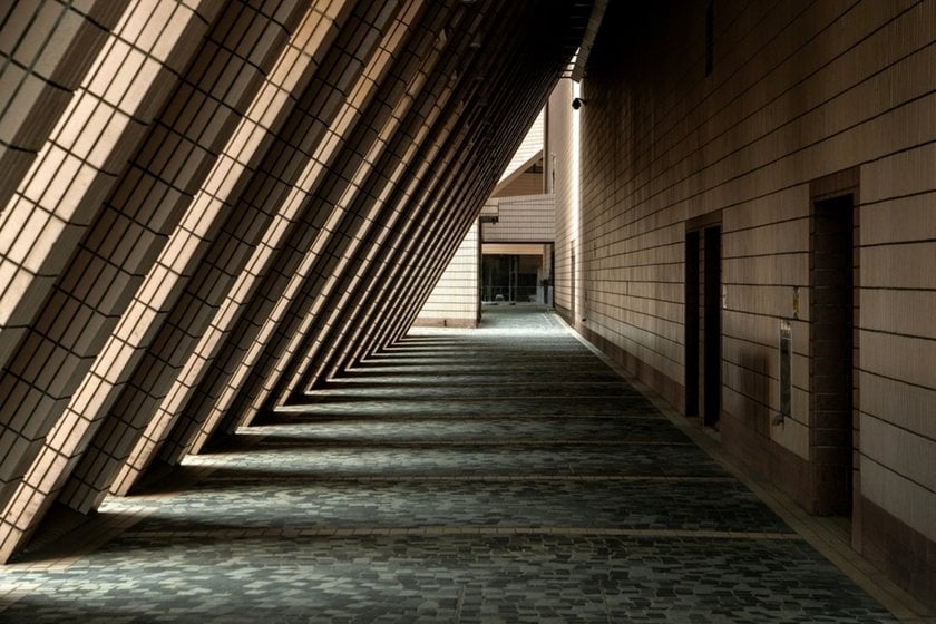 The building's slanted columns | Skylum Blog