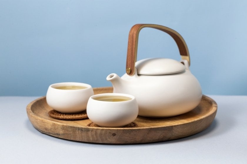 Photo of small cups with a teapot | Skylum Blog