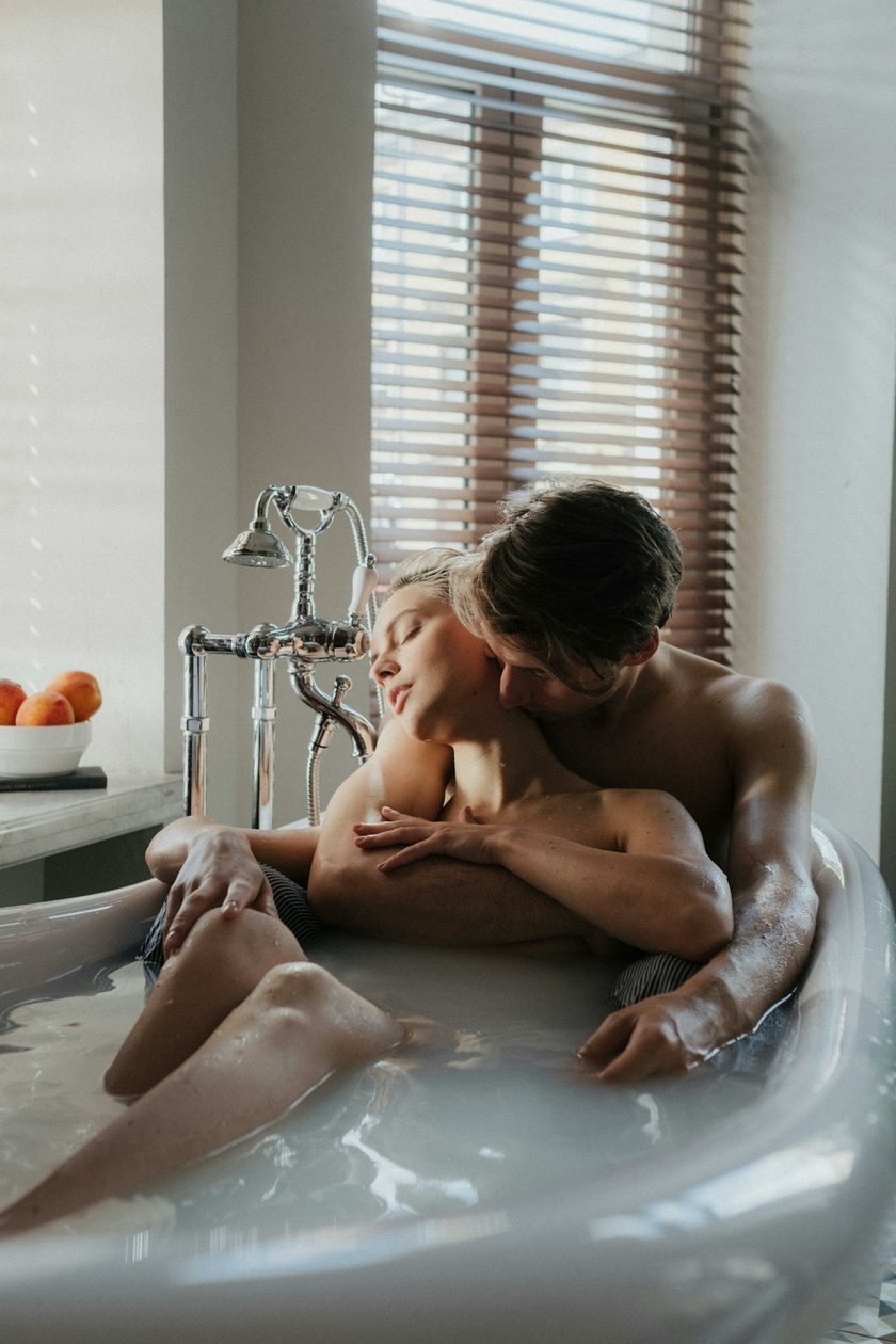 12 Best Bathtub Photoshoot Ideas For Stunning Photos | Skylum Blog(6)