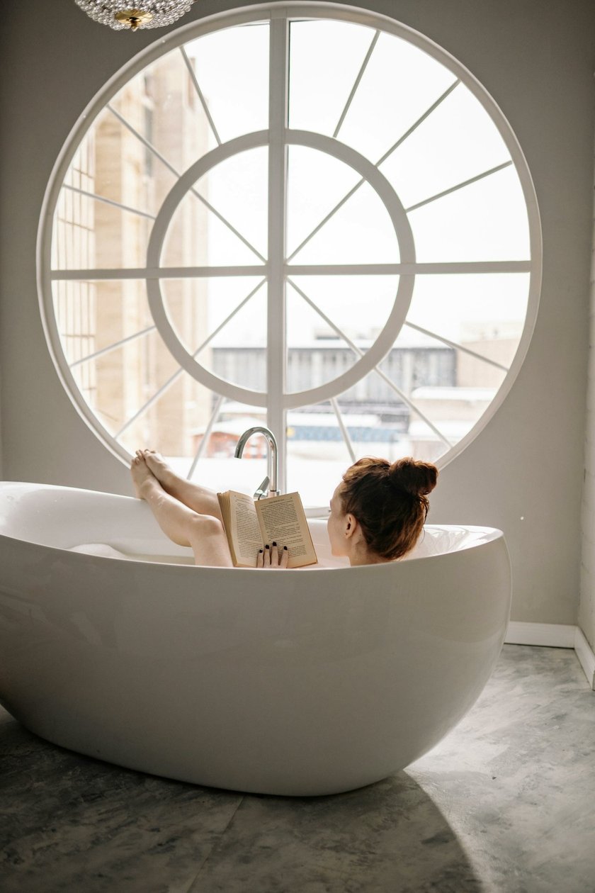 12 Best Bathtub Photoshoot Ideas For Stunning Photos | Skylum Blog(7)