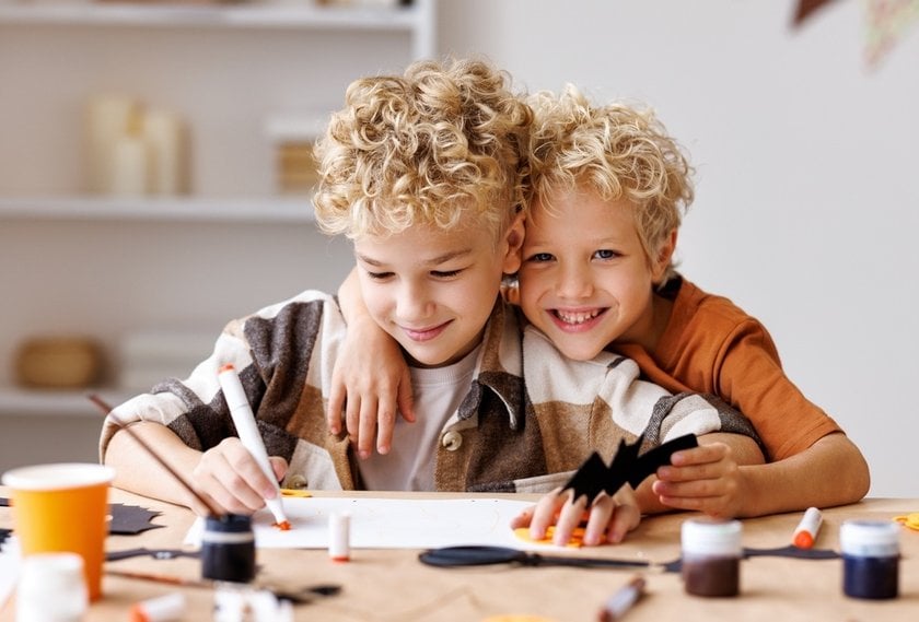 Sibling Photo Ideas: 15 Ideas for Sibling Photo Shoot | Skylum Blog(3)
