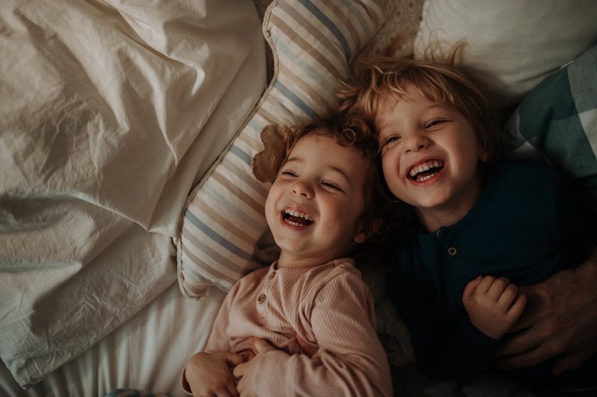 Sibling Photo Ideas: 15 Ideas for Sibling Photo Shoot | Skylum Blog(4)