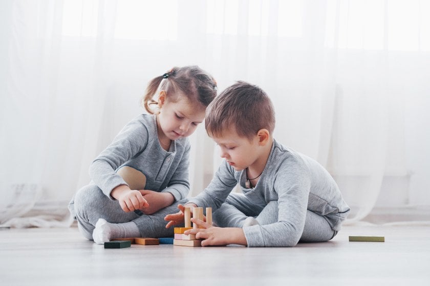 Sibling Photo Ideas: 15 Ideas for Sibling Photo Shoot | Skylum Blog(5)