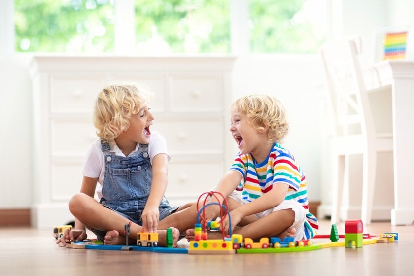 Sibling Photo Ideas: 15 Ideas for Sibling Photo Shoot | Skylum Blog(6)