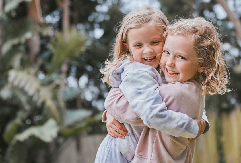 Sibling Photo Ideas: 15 Ideas for Sibling Photo Shoot | Skylum Blog(7)