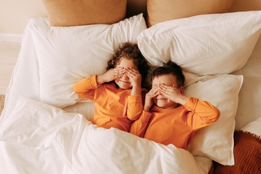 Sibling Photo Ideas: 15 Ideas for Sibling Photo Shoot | Skylum Blog(8)