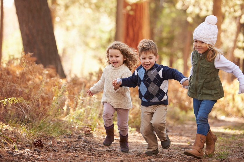 Sibling Photo Ideas: 15 Ideas for Sibling Photo Shoot | Skylum Blog(9)