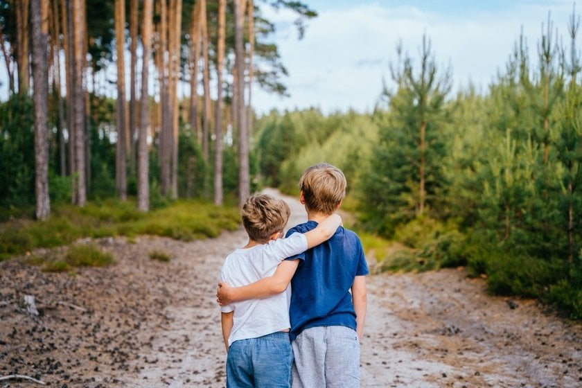 Sibling Photo Ideas: 15 Ideas for Sibling Photo Shoot | Skylum Blog(10)