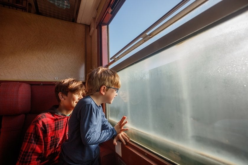 Sibling Photo Ideas: 15 Ideas for Sibling Photo Shoot | Skylum Blog(11)