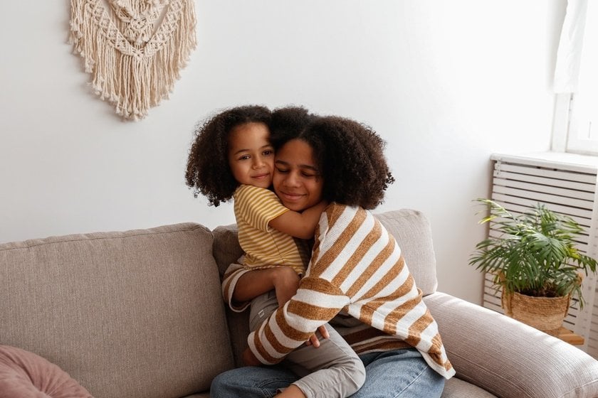 Sibling Photo Ideas: 15 Ideas for Sibling Photo Shoot | Skylum Blog(13)