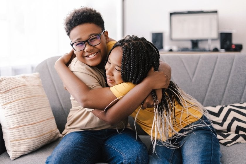 Sibling Photo Ideas: 15 Ideas for Sibling Photo Shoot | Skylum Blog(14)