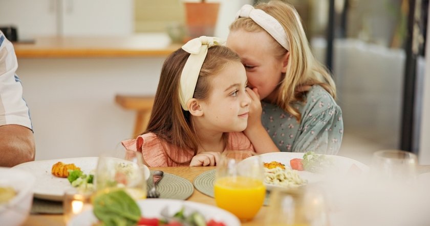 Sibling Photo Ideas: 15 Ideas for Sibling Photo Shoot | Skylum Blog(16)