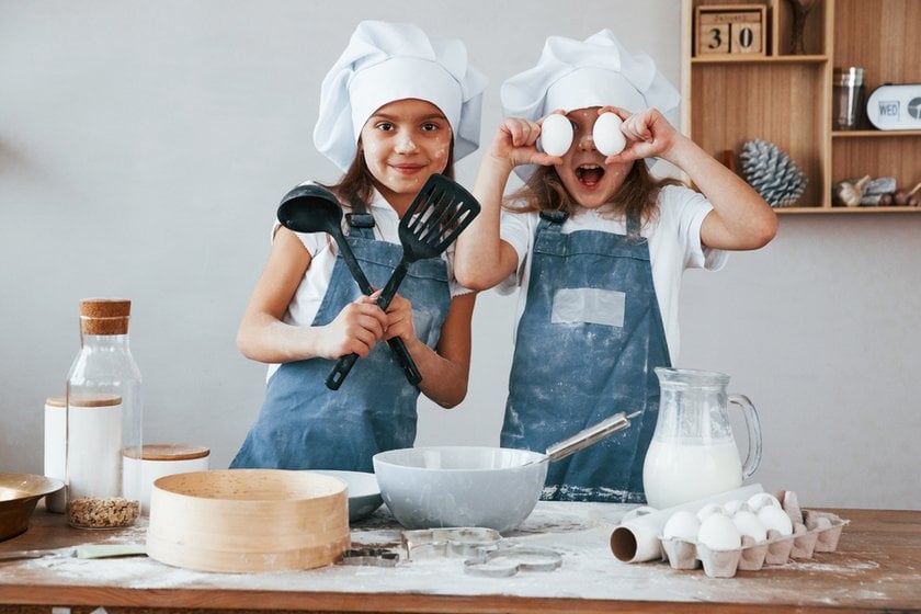 Sibling Photo Ideas: 15 Ideas for Sibling Photo Shoot | Skylum Blog(18)