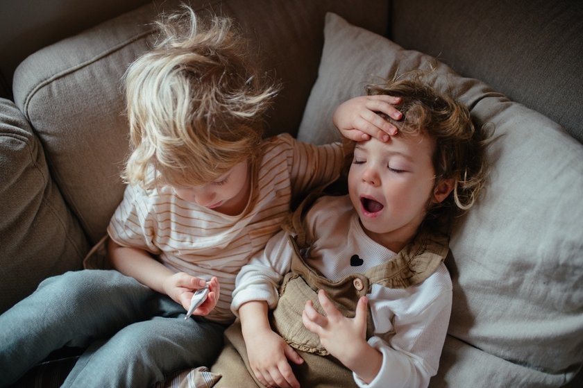 Sibling Photo Ideas: 15 Ideas for Sibling Photo Shoot | Skylum Blog(19)