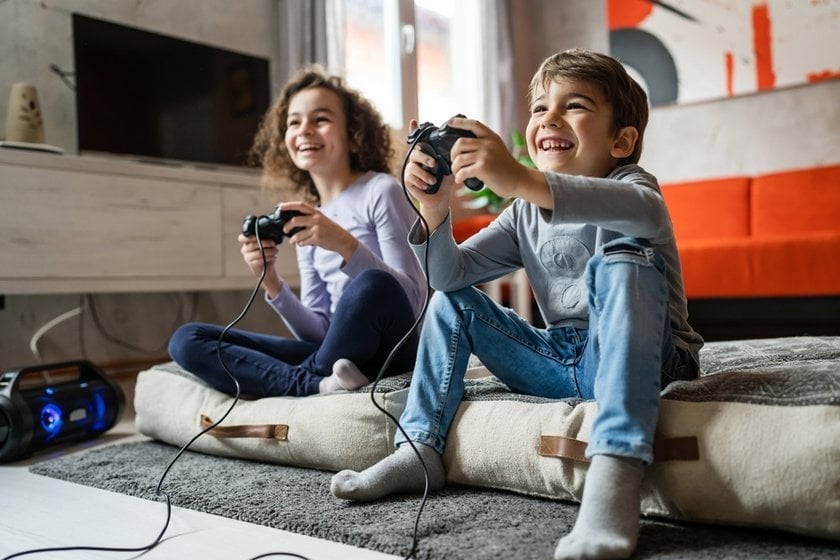 Sibling Photo Ideas: 15 Ideas for Sibling Photo Shoot | Skylum Blog(20)
